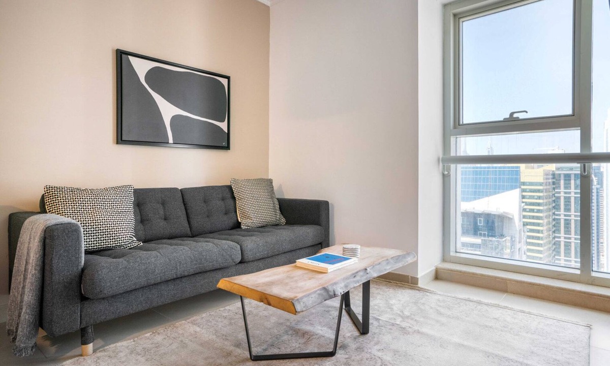 Jumeirah Lake Towers Apartment | Blueground | JLT, pool, nr Almas Tower