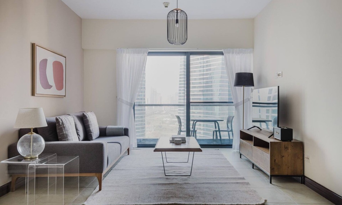 Jumeirah Lake Towers Apartment | Blueground | JLT, pool, nr Al Barsha Park