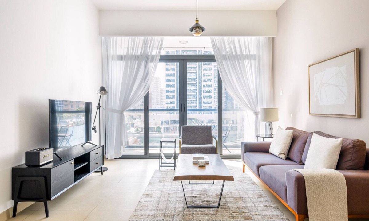 Jumeirah Lake Towers Apartment | Blueground | JLT, pool, nr Lake