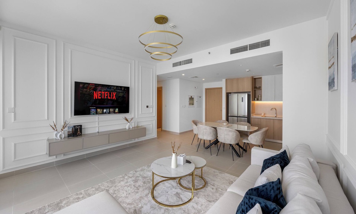 Dubai Apartment | Burj Khalifa Views l Luxury Stay with Pool & Gym