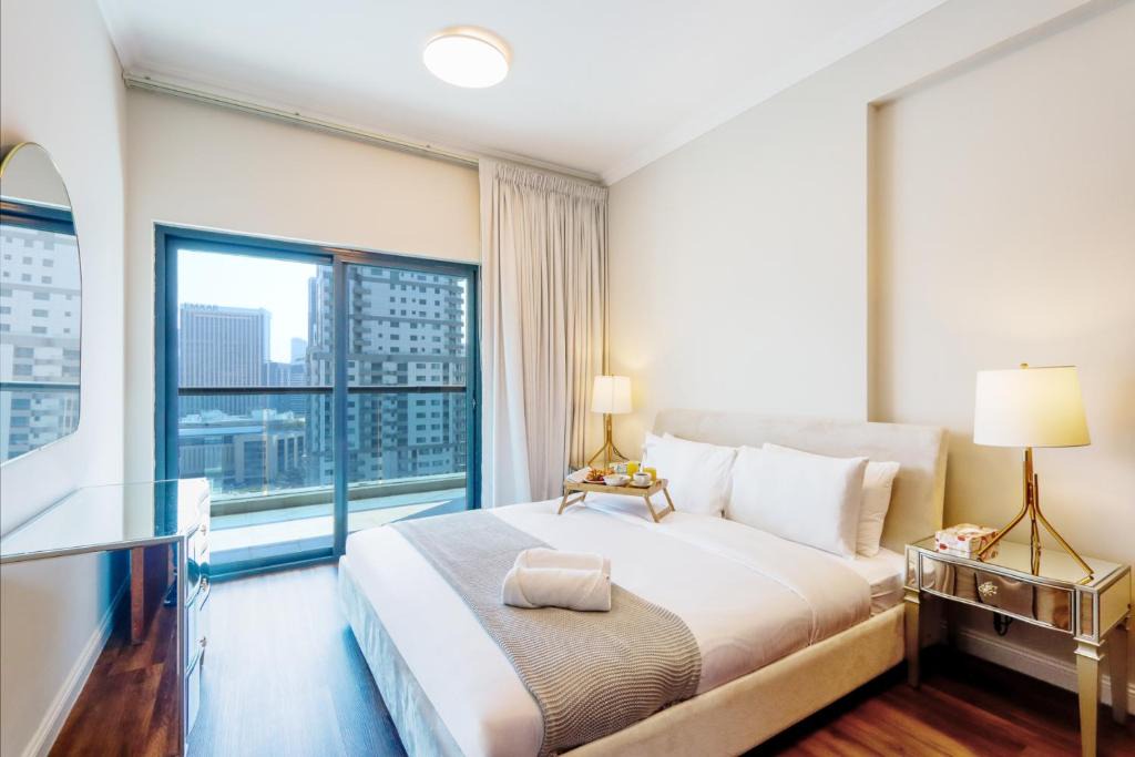 Dubai Marina Apartment | Chic 1BR Next to Dubai Marina Promenade by Livbnb