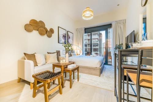 Nad Al Sheba Apartment | City View Studio Minutes Drive to Burj Khalifa, Azizi Riviera 43, Al Merkadh by Deluxe Holiday Homes