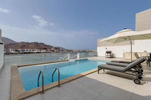 Sharm Apartment | Coastal Escape with Private Pool, Breathtaking Sea And Mountain Views, Near Al Aqah Beach - Al Dana Island, Fujairah by Deluxe Holiday Homes