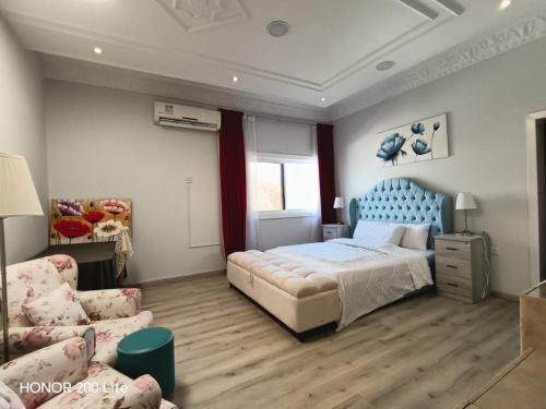 Al Wasl House | Cozy and Vibrant Room in villa Al Wasl #3