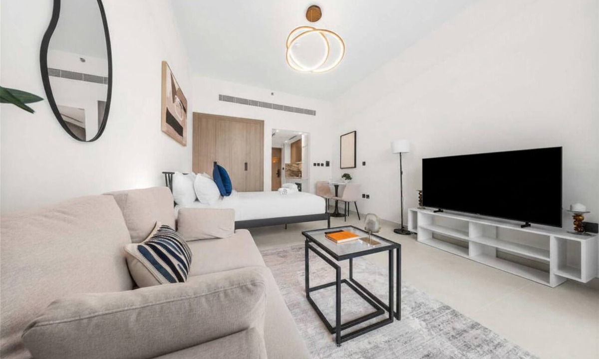 Al Barsha Apartment | Free housekeeping visits during your stay - StayShort - Comfortable Studio Stay in Arjan Sleeps 2 with Balcony