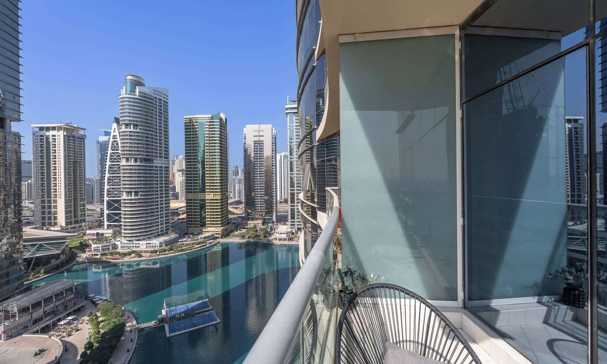Jumeirah Lake Towers Apartment | Free housekeeping visits during your stay - StayShort - Bright 1BR in JLT with Stunning Lake Views!