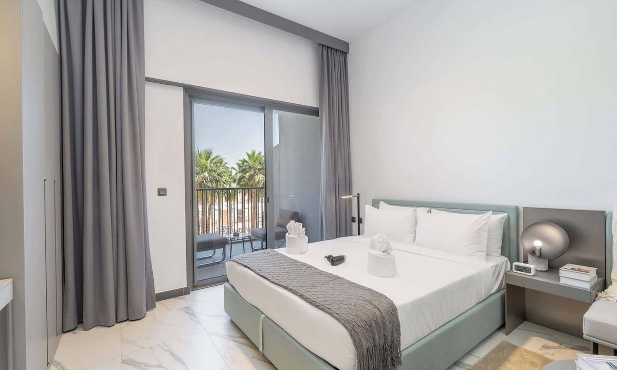 Dubai Apartment | Free housekeeping visits during your stay - StayShort - Modern and Stunning Studio in MAG 910, MBR City