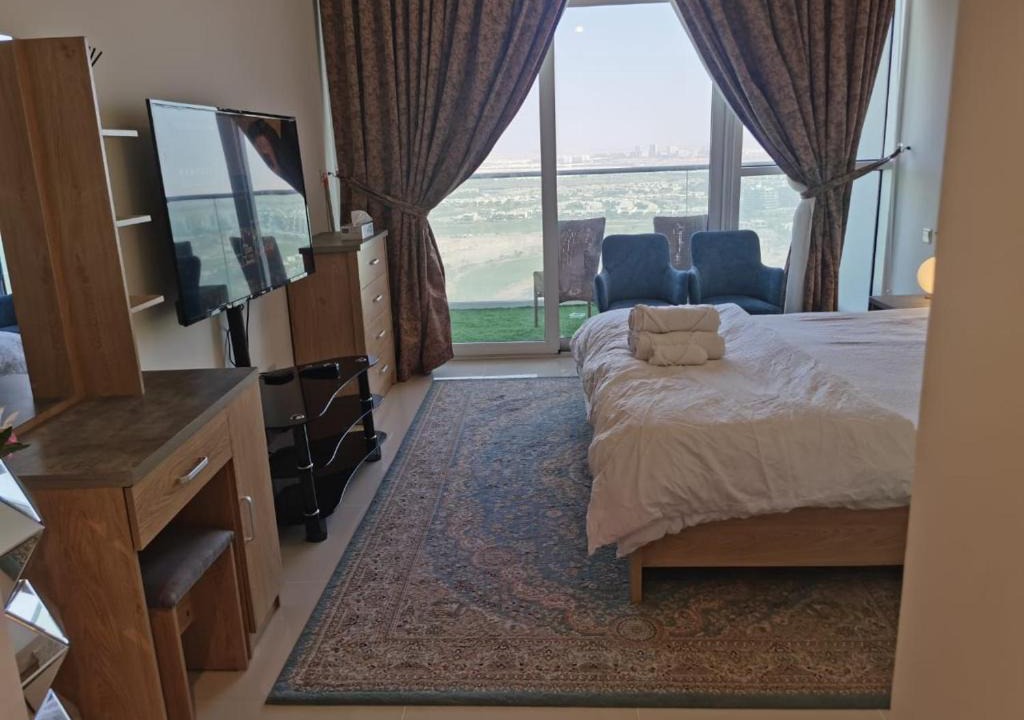Dubai Apartment | Gharfar-2 Heaven Escape-Golf view-high floor-Netflix-GYM-Pool-perfect staycation