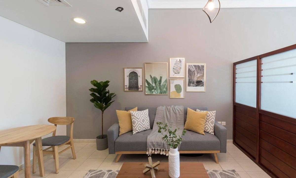 Jumeirah Lake Towers Apartment | GuestReady - Studio | Lake view