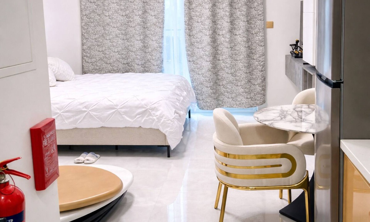 Bur Dubai Apartment | High-Floor Balcony Studio with Sunset Views Pool, Gym & Padel - Arjan Dubai