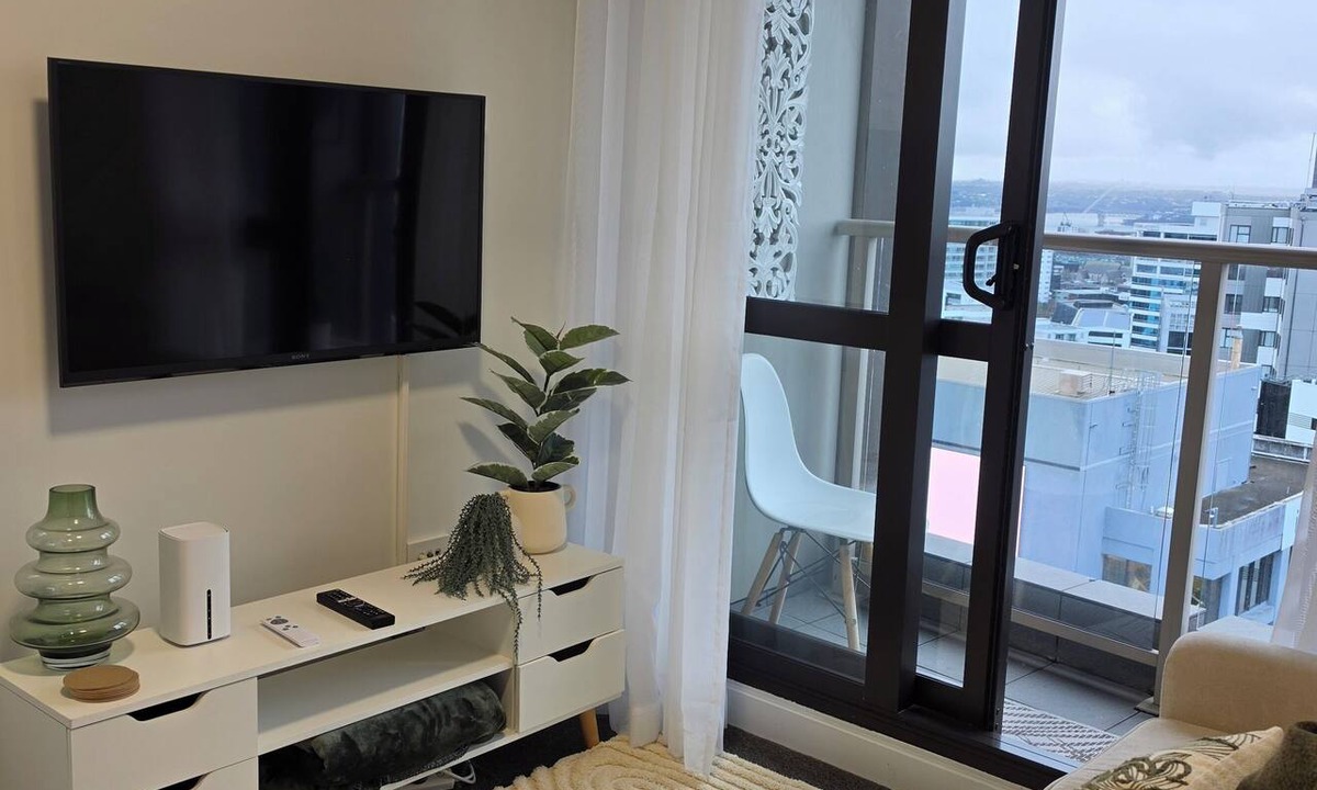 Grafton Apartment | Immaculate 2BDR Central City Chic Apartment