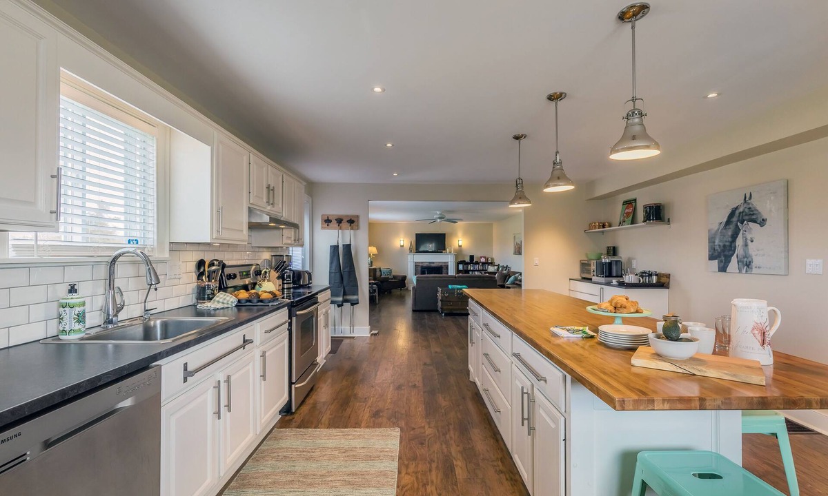Prince Edward House | Large beautiful Farmhouse in the heart of PEC - 20 minutes to Sandbanks