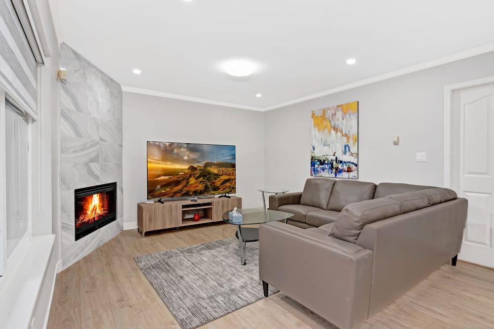 Fleetwood House | Modern luxury! 3 queen 2 king. A/C