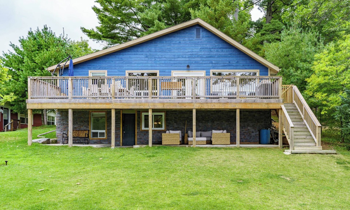 Port Carling Cottage | Muskoka Riverside Retreat on the Indian River in the heart of Port Carling
