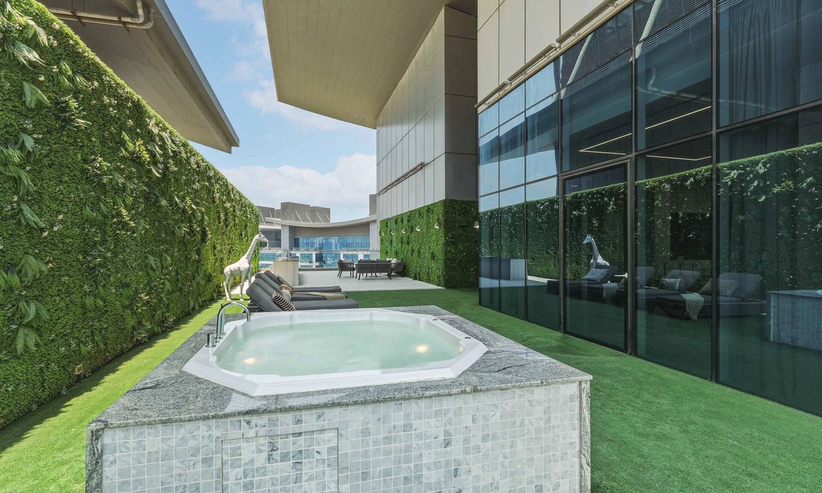Palm Jumeirah Villa | Palm Penthouse Sky Villa - Vast Terrace & Jacuzzi
