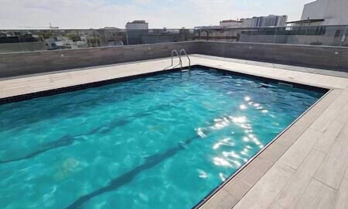 Dubai Apartment | Poolside Apt 15 Min to Airport & Downtown Dubai
