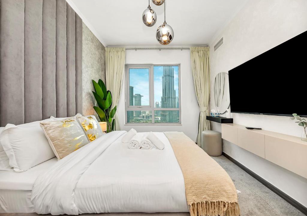 Downtown Dubai Apartment | Skyline Serenity Holiday Home I Luxe 4 bedroom Apartment I Burj Khalifa & Fountain Views I Free Gym, Pool, Parking, Wi-Fi and PS5
