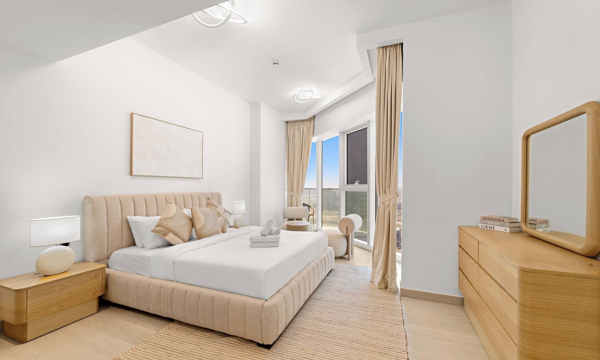 Jumeirah Lake Towers Apartment | Sleek & Stylish 1BR w Gym & Pool, 10 MIN JBR Beach