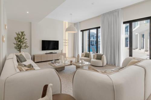 Palm Jumeirah Villa | Stunning Palm Villa with Rooftop Garden, Resort Style Pool and Beach by Exclusive Holiday Homes