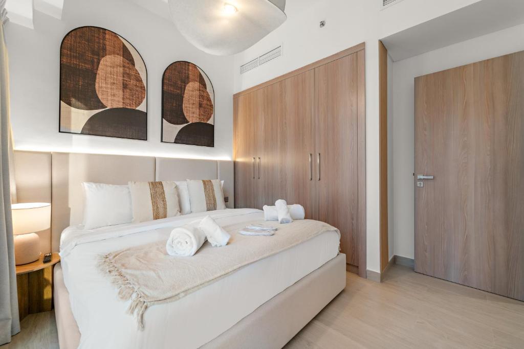 Nad Al Sheba Apartment | Stylish 1BR with Netflix Pool & Gym Access