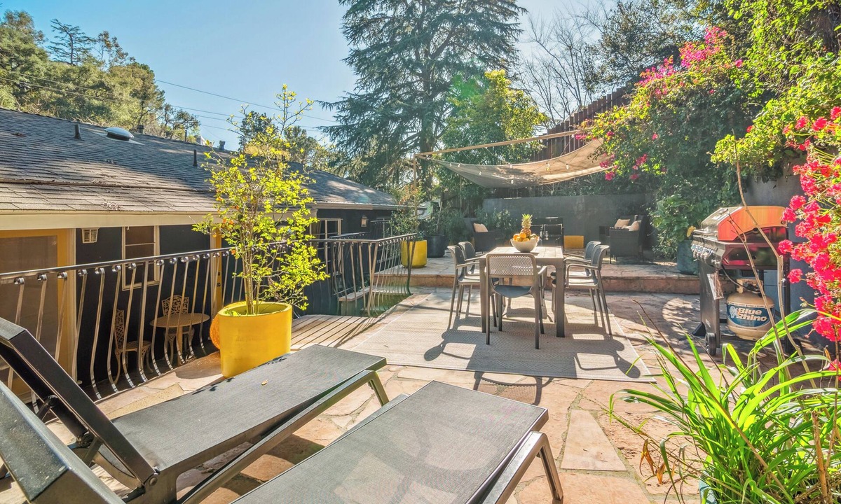 Beachwood Canyon House | Stylish 4BD 3BA Retreat near Hollywood Sign & Walk of Fame