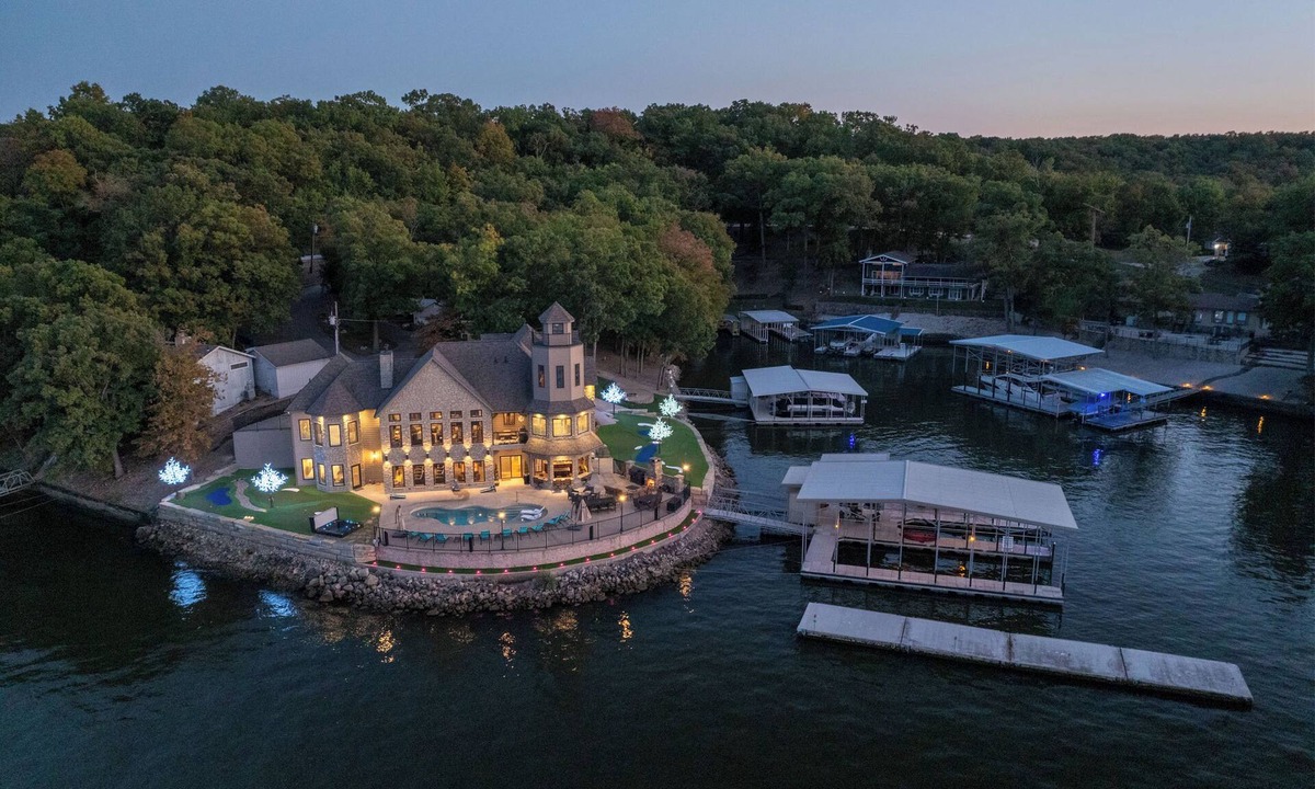 Osage Beach House | The Lighthouse - 2026 VRBO OF THE YEAR - Private Heated Pool & Golf Course 7k SF