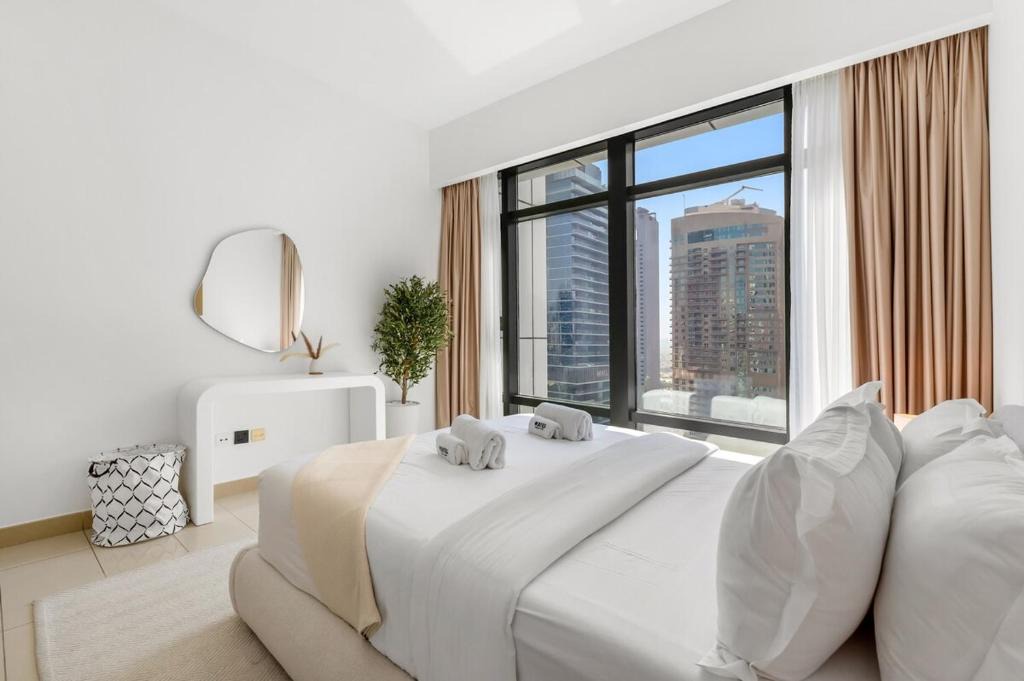 Jumeirah Lake Towers Apartment | Waves- Cozy 1BR Lakefront Stay in JLT