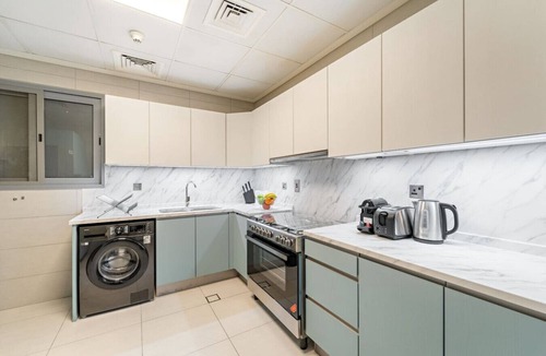 Downtown Dubai Apartment | 1BR in Business Bay near Burj Khalifa & Dubai Mall w/Pool & Gym Access