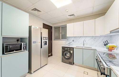 Downtown Dubai Apartment | 1BR in Business Bay near Burj Khalifa & Dubai Mall w/Pool & Gym Access