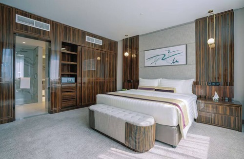 Al Muraqqabat Hotel | 2 Units | Explore Dubai | Burj Khalifa, Dubai Mall & Downtown Metro Access