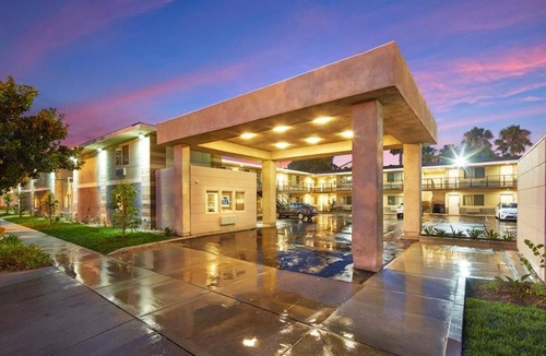 Anaheim Resort Hotel | 3 Affordable Units – Pool Access & Minutes to Disneyland!
