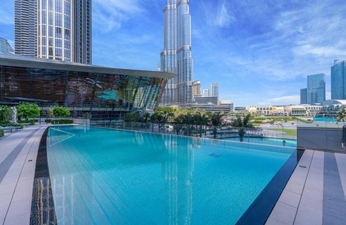 Downtown Dubai Apartment | 4min to Dubai Mall - Pool Access - King Bed