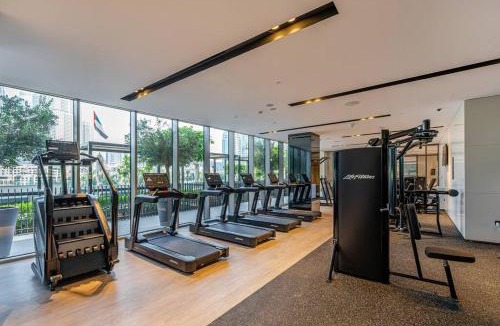 Downtown Dubai Apartment | 4min to Dubai Mall - Pool Access - King Bed