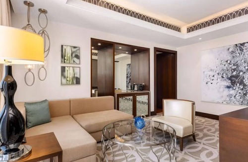 Sheikh Zayed Road Hotel | 5-Star 1-Bedroom Suite in Dubai with Gorgeous View of Dubai Water Canal
