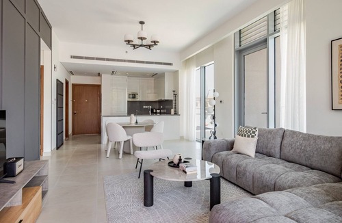 Al Wasl Apartment | Blueground | Al Wasl, pool, nr Dubai Canal