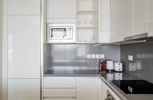 Al Wasl Apartment | Blueground | Al Wasl, pool, nr Canal