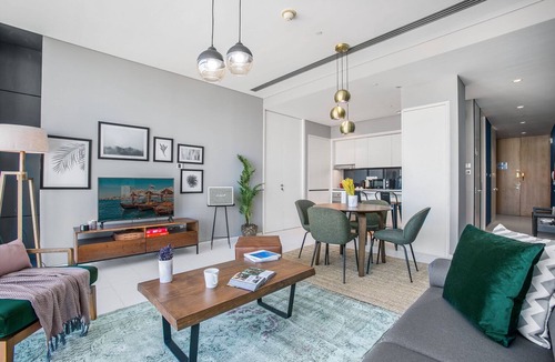 DIFC Apartment | Blueground | DIFC, pool, nr Dubai Mall
