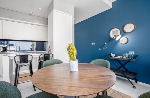 DIFC Apartment | Blueground | DIFC, pool, nr Dubai Mall