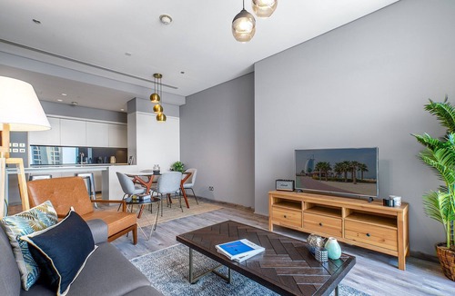 DIFC Apartment | Blueground | DIFC, pool, nr Dubai Aquarium