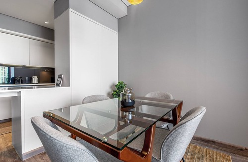DIFC Apartment | Blueground | DIFC, pool, nr Dubai Aquarium