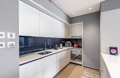 DIFC Apartment | Blueground | DIFC, pool, nr Dubai Aquarium