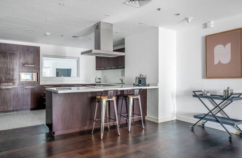 DIFC Apartment | Blueground | DIFC, pool, nr Dubai Aquarium
