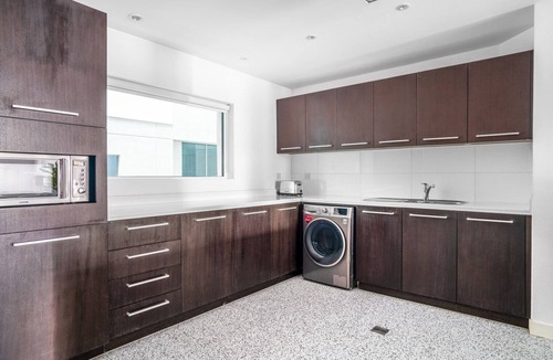 DIFC Apartment | Blueground | DIFC, pool, nr Dubai Aquarium
