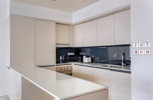 DIFC Apartment | Blueground | DIFC, pool, nr Dubai Mall