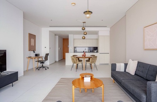 DIFC Apartment | Blueground | DIFC, pool, nr Dubai Aquarium