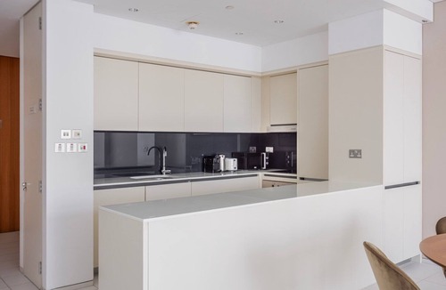 DIFC Apartment | Blueground | DIFC, pool, nr Dubai Aquarium