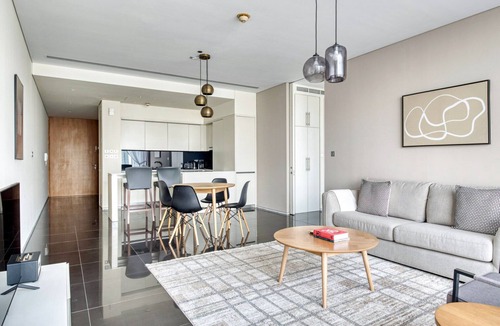 DIFC Apartment | Blueground | DIFC, pool, nr Dubai Aquarium