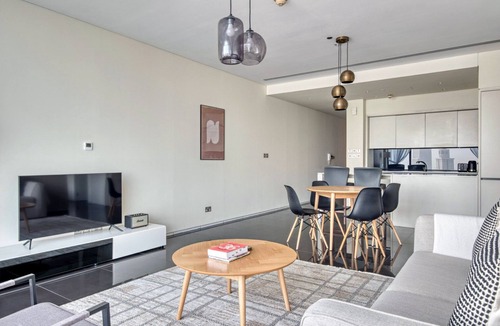 DIFC Apartment | Blueground | DIFC, pool, nr Dubai Aquarium