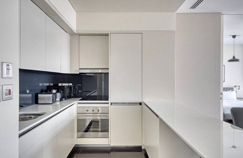 DIFC Apartment | Blueground | DIFC, pool, nr Dubai Aquarium