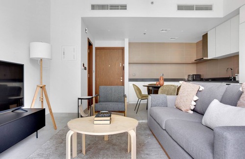 Dubai Marina Apartment | Blueground | Dubai Marina, pool, nr Marina